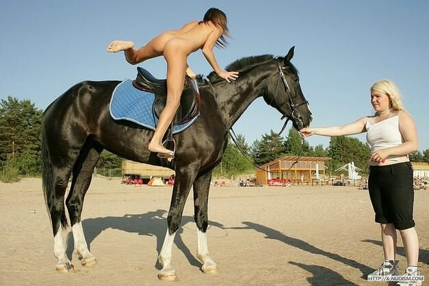 Ride on horseback - Being oneself is the foundation of nudism