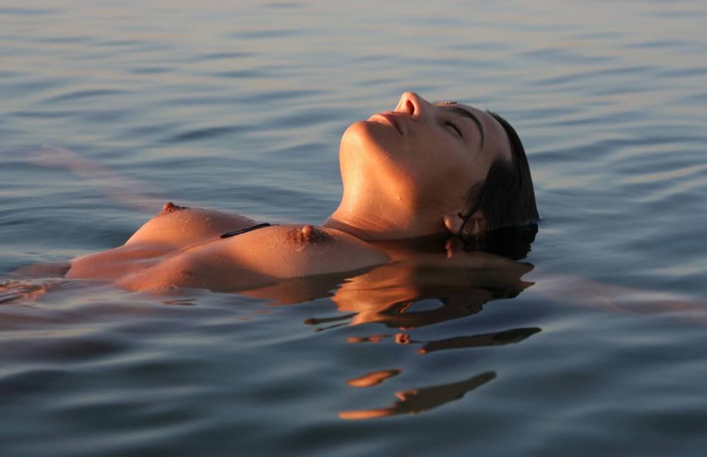 Sunlight Water to the Night pics - The idea of being naked is good