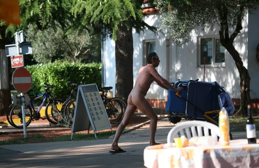 Park Side Street Pass-Bys photos - Nudity should be natural