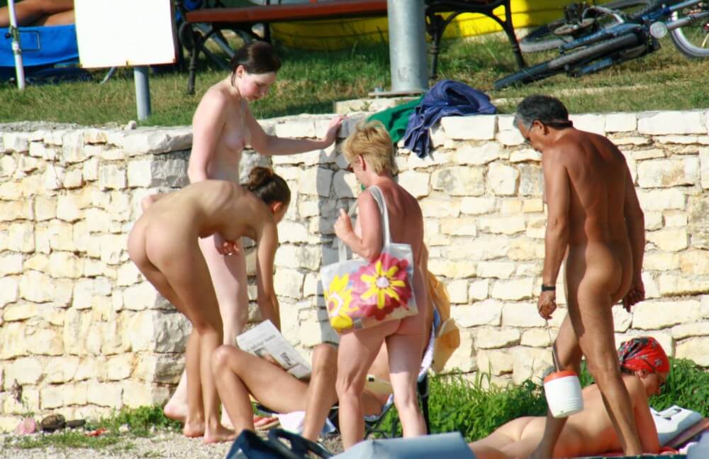 Nude Duet Girls Rail Climb Photo Set - Naturism teaches us to accept differences and imperfections without shame or insecurities