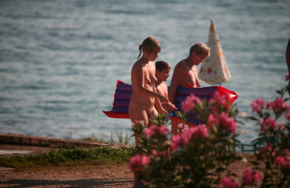 Dusk Til Dawn Showering phoros - Nudity as a natural part of human existence