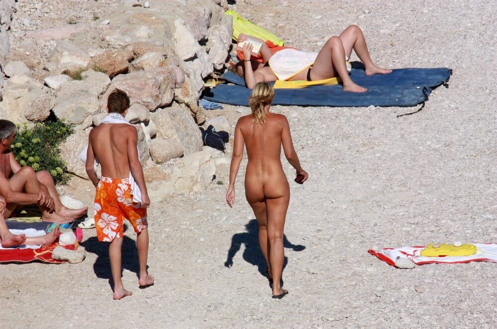 European Beach Entrance pics - In this nudist movement, voluntariness and comfort are important
