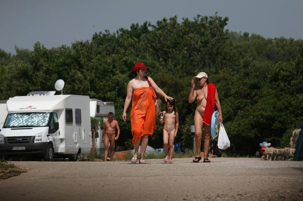 Bondi Beach Path Outskirt pics - Nudism strengthens friendships and mutual respect
