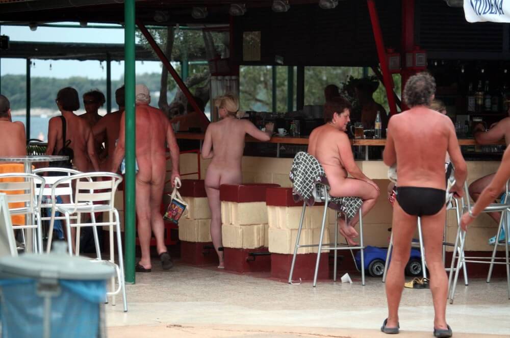 Outdoor diner view - Must always be without clothes