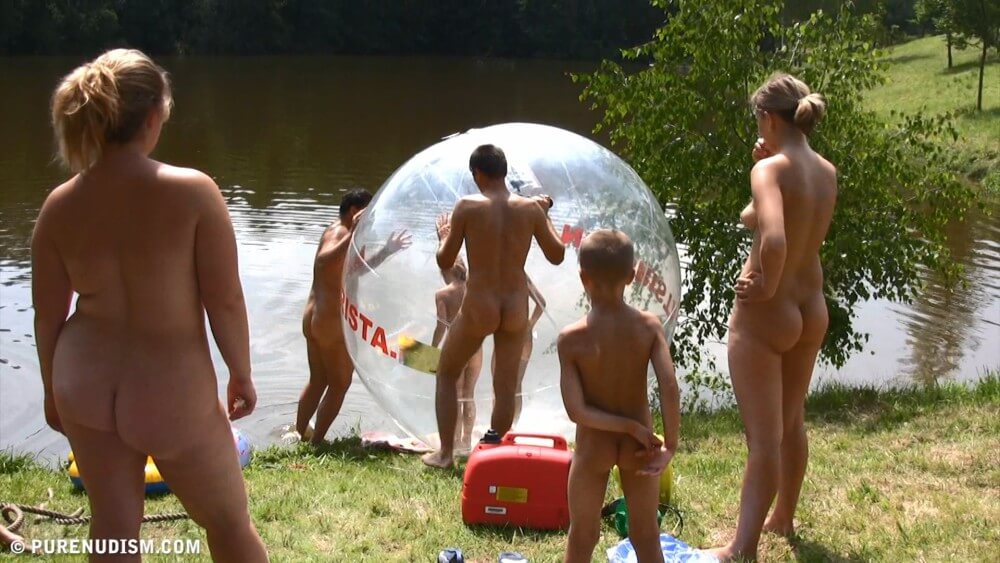 Aqua Nude Relaxation Full HD - Naturists live easily and freely