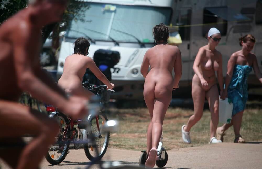 Park Misc Walks pics - Watching naked nudists