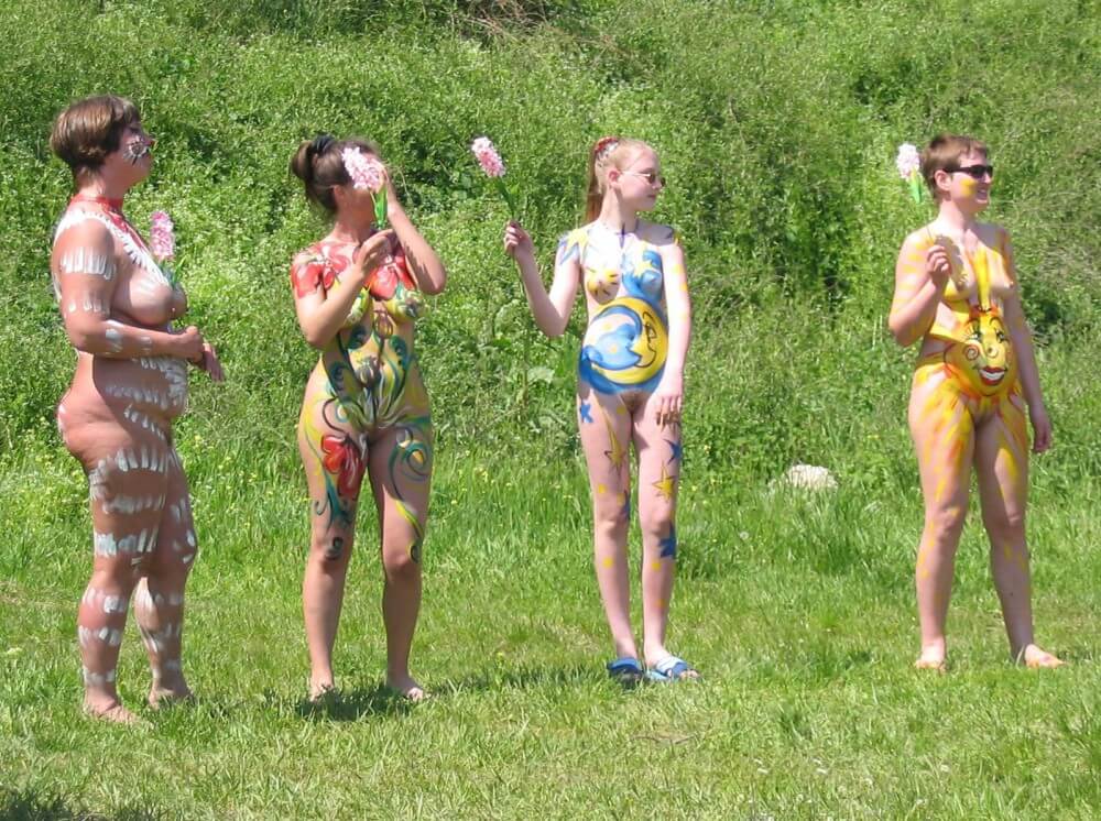 Family String-Apple Game Pics - Naturism teaches us to accept and respect ourselves and others without inhibition