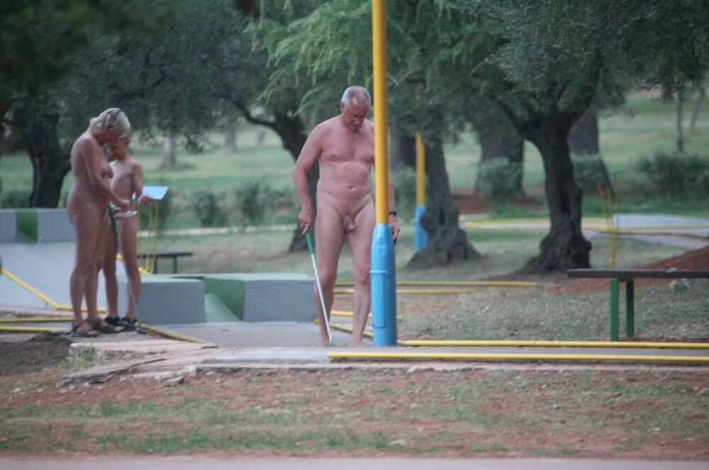 Mini-Golf Nude Participants pics - The body looks beautiful and natural in its natural, unadorned state