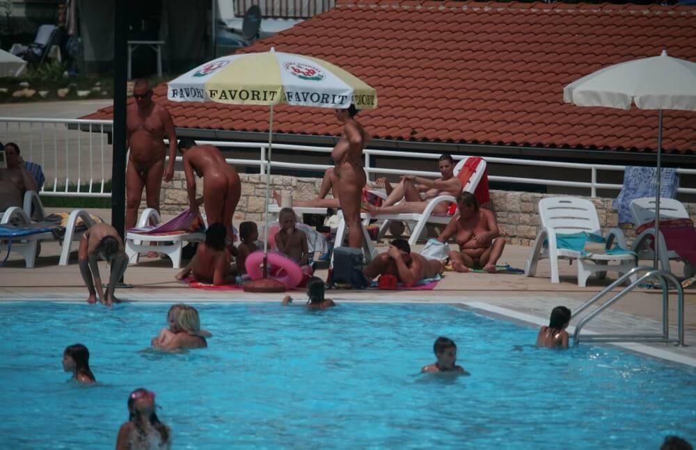 Naturist Pool Observation pics - Lightheartedness and ease are characteristic features of the practice of nudism and naturism