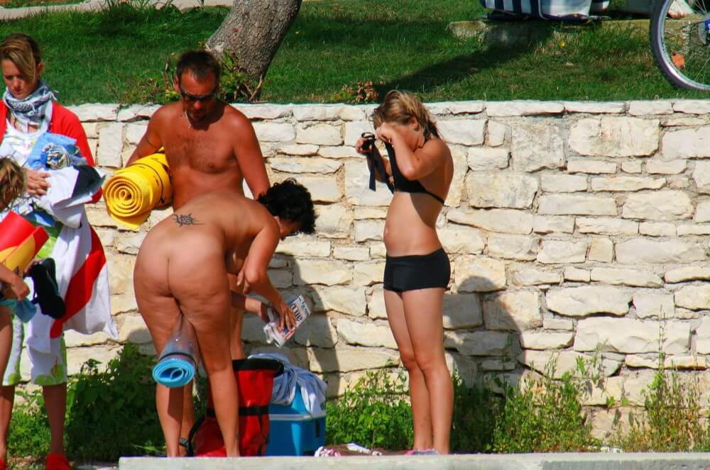 Ula FKK Sisters Day photo gallery - People come together in unity with nature to take off their clothes
