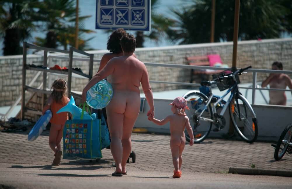 Pool Outskirt Nude Guests pics - Values trust and friendliness among naked people