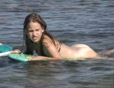 Naturistin: Julia and Hanna Am Meer - They value respect for nature and the fully naked body