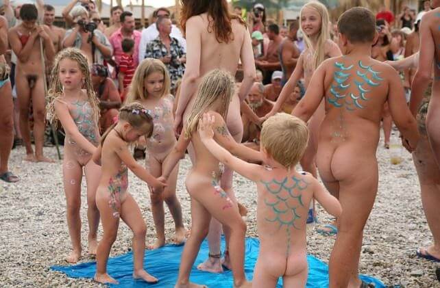 Large photo gallery nudism - A spontaneous movement toward nudity