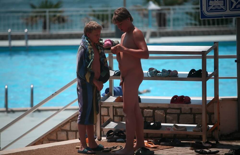 Scooter Travel Mid Day pics - People who participate in nude recreation seek psychological comfort