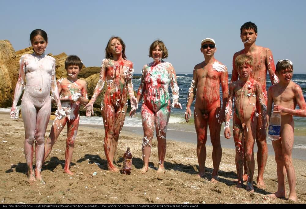 Naturism photo gallery # 58 - Naturists love movement and activity