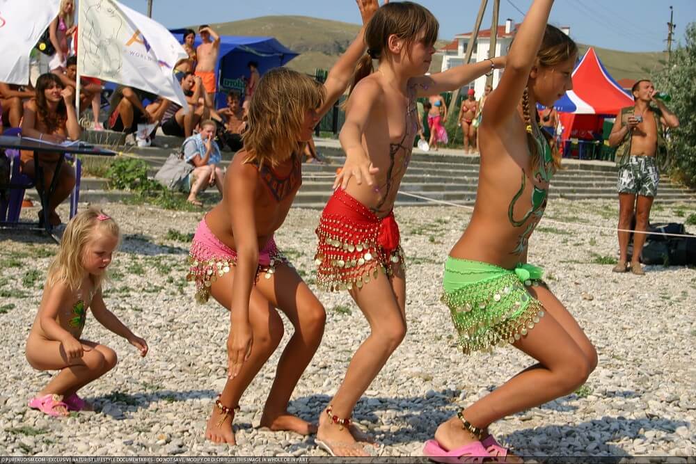 Festival and dancing photos - Clothing is also a mask for a nudist