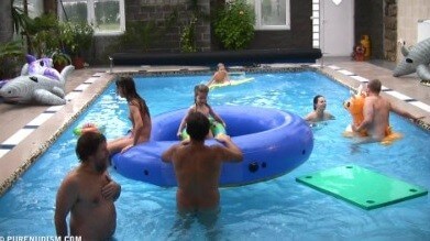 Piano pool and tennis Full HD - Getting rid of clothes