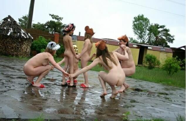 Naturism photo gallery # 23 - The practice of nudism promotes freedom from fears and insecurities