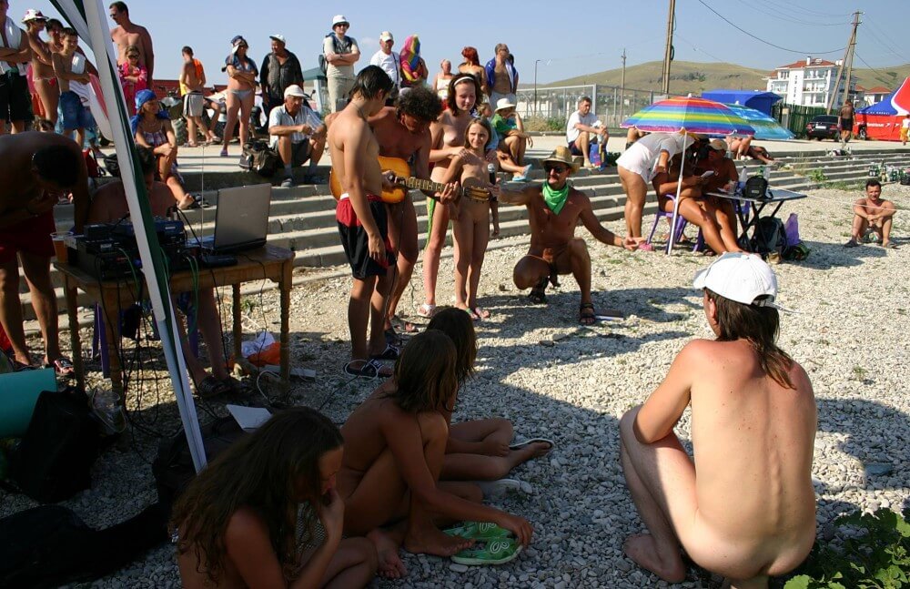 Nude Party By The Steps pics - Many beautiful people without clothes