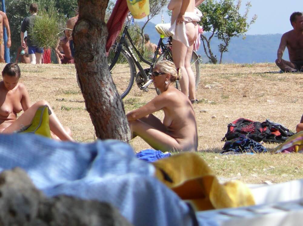 Ula FKK Shore Perspective pics - A life free of unnecessary worries is a hallmark of naturism