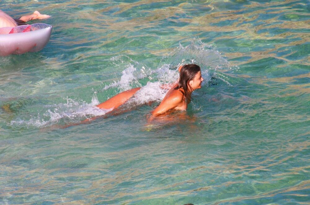 Ula FKK Teen Shore Run pics - Naturists live easily and freely