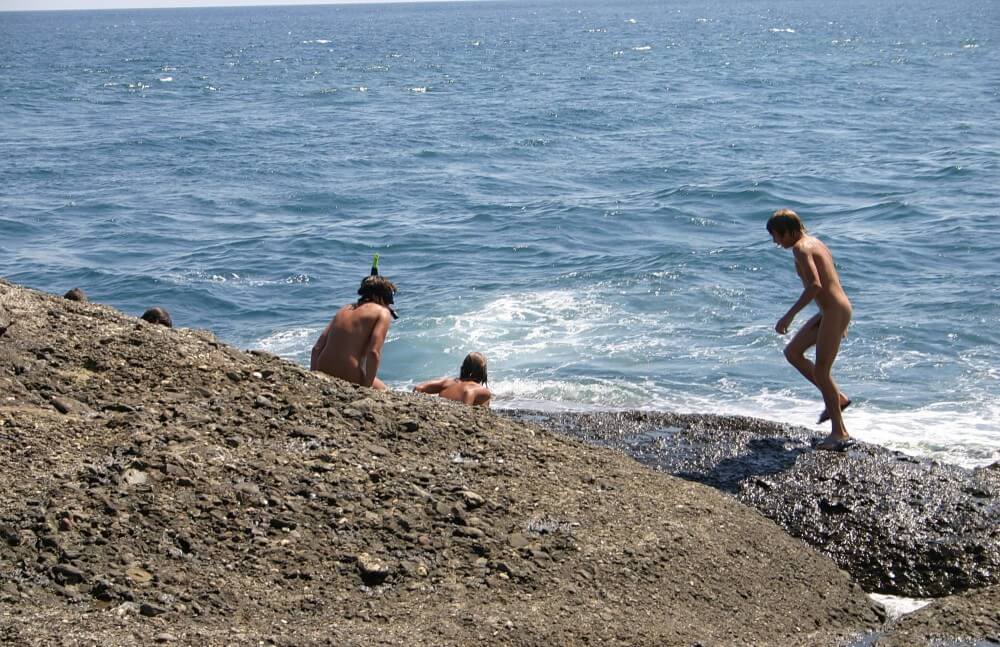 Leaning Against Hit Rocks pics - The pursuit of naturalness and freedom