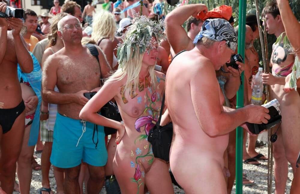 Neptune Painting Couple pics - Nudity helps you understand yourself and the people around you better