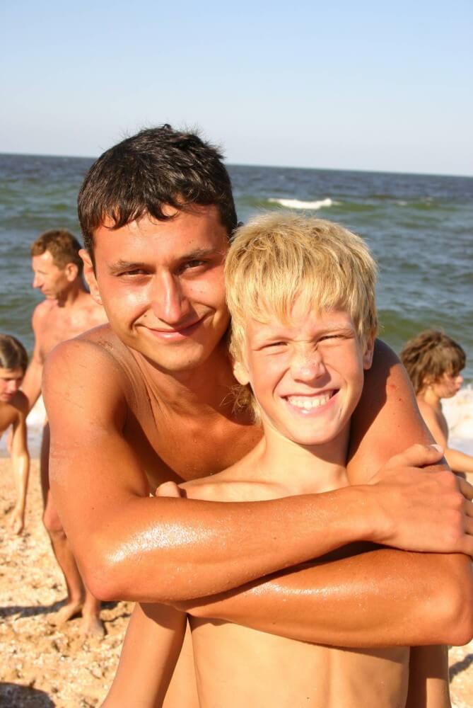 Naturist Group Pictures - Nudism fosters trust if you are sincere
