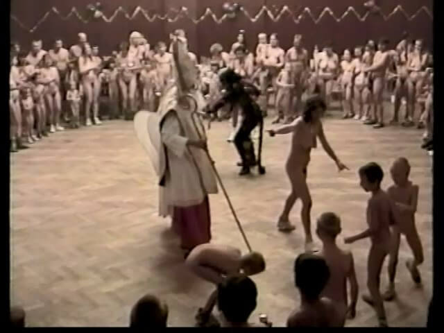 Helios Natura: Christmas Kinder Spiele - Boundaries disappear in the world of naturism and nudism